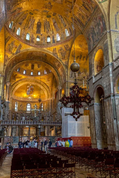 Venedik, İtalya - 06 09 2022: Venedik 'teki Aziz Mark Bazilikası' nın tavan mozaikleri