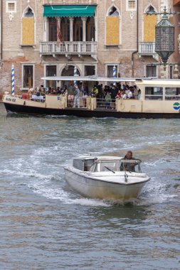 Venedik, İtalya - 06 09 2022: Venedik 'te yaz gününde klasik ahşap tekne