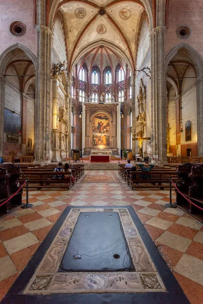 Venedik, İtalya - 06 09 2022: Venedik 'te Santa Maria Gloriosa dei Frari Kilisesi.