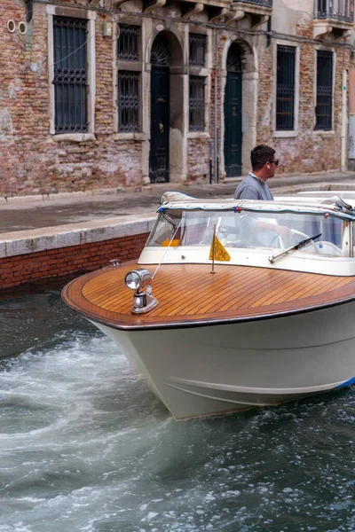 Veneza Itália 2022 Barco Madeira Clássico Cidade Veneza Dia Verão — Fotografia de Stock