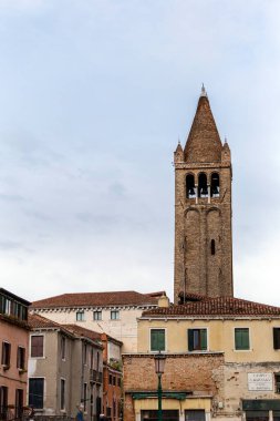 Venedik, İtalya - 06 09 2022: Venedik 'te bir yaz gününde San Barnaba' nın çan kulesi