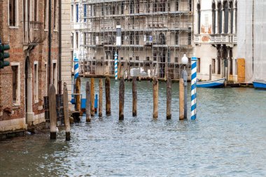 Venedik, İtalya - 06 09 2022: Venedik Kanalındaki Ahşap Gondollar.