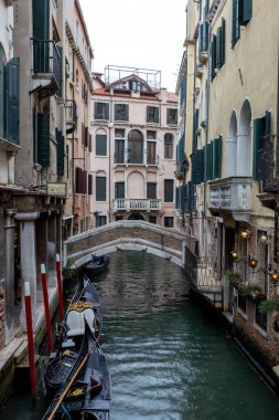Venedik, İtalya - 06 09 2022: Venedik 'te yaz günü dar kanal.