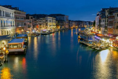 Venedik, İtalya - 06 09 2022: Venedik 'teki Büyük Kanal Rialto Köprüsü' nden bir yaz akşamı manzarası.