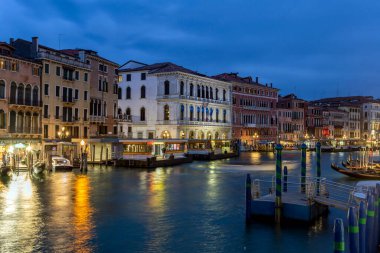 Venedik, İtalya - 06 09 2022: Venedik 'teki Büyük Kanal Rialto Köprüsü' nden bir yaz akşamı manzarası.