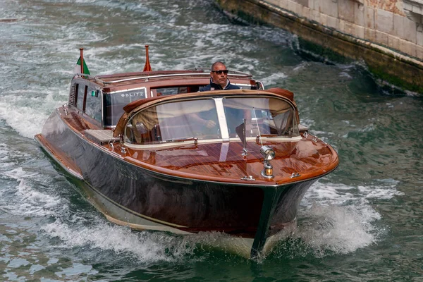 Veneza Itália 2022 Táxi Barco Retro Madeira Veneza Dia Verão — Fotografia de Stock
