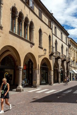 Padua, İtalya - 06 10 2022: Padua 'da bir yaz günü ortaçağ binaları.