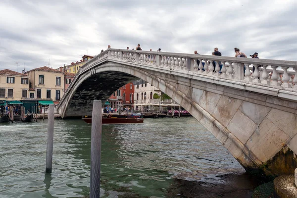 ヴェネツィア イタリア 2022年 夏の朝にヴェネツィアのポンテ デッリ スカルジ橋と大運河 — ストック写真