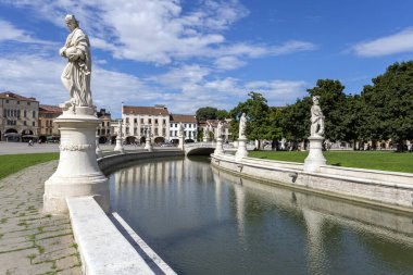 Padua, İtalya - 06 10 2022: Padua 'da sıcak bir yaz gününde Prato della Valle Meydanı.