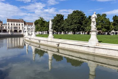 Padua, İtalya - 06 10 2022: Padua 'da sıcak bir yaz gününde Prato della Valle Meydanı.