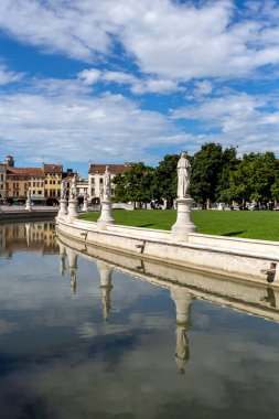 Padua, İtalya - 06 10 2022: Padua 'da sıcak bir yaz gününde Prato della Valle Meydanı.