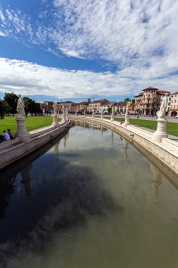 Padua, İtalya - 06 10 2022: Padua 'da sıcak bir yaz gününde Prato della Valle Meydanı.