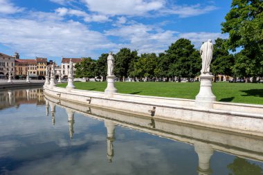 Padua, İtalya - 06 10 2022: Padua 'da sıcak bir yaz gününde Prato della Valle Meydanı.