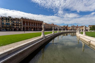 Padua, İtalya - 06 10 2022: Padua 'da sıcak bir yaz gününde Prato della Valle Meydanı.