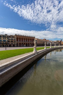 Padua, İtalya - 06 10 2022: Padua 'da sıcak bir yaz gününde Prato della Valle Meydanı.