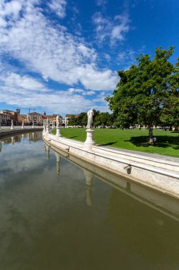 Padua, İtalya - 06 10 2022: Padua 'da sıcak bir yaz gününde Prato della Valle Meydanı.