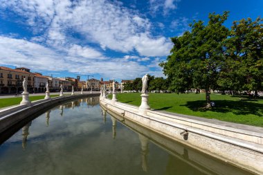 Padua, İtalya - 06 10 2022: Padua 'da sıcak bir yaz gününde Prato della Valle Meydanı.