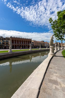 Padua, İtalya - 06 10 2022: Padua 'da sıcak bir yaz gününde Prato della Valle Meydanı.