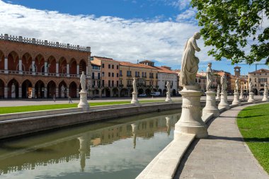 Padua, İtalya - 06 10 2022: Padua 'da sıcak bir yaz gününde Prato della Valle Meydanı.