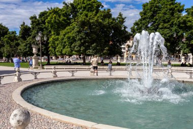 Padua, İtalya - 06 10 2022: Padua 'daki Prato della Valle Meydanı' nda bir yaz günü çeşme.