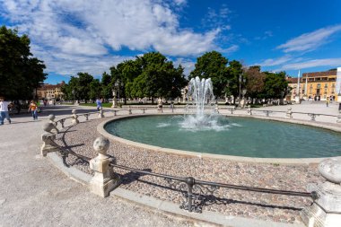 Padua, İtalya - 06 10 2022: Padua 'daki Prato della Valle Meydanı' nda bir yaz günü çeşme.