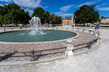 Padua, İtalya - 06 10 2022: Padua 'daki Prato della Valle Meydanı' nda bir yaz günü çeşme.