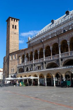 Padua, İtalya - 06 10 2022: Torre degli Anziani, Padua 'da yaz günü.