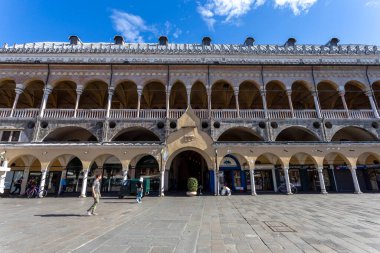 Padua, İtalya - 06 10 2022: Padua 'da bir yaz günü Ragione Sarayı.