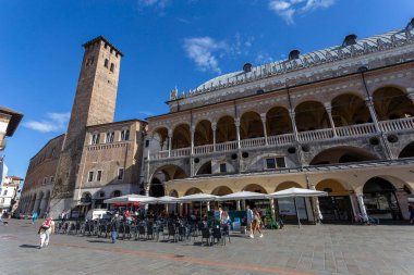 Padua, İtalya - 06 10 2022: Torre degli Anziani, Padua 'da yaz günü.