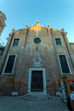 Venedik, İtalya - 06 10 2022: Venedik 'te bir yaz gününde Santa Maria Gloriosa dei Frari kilisesi