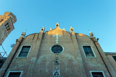 Venedik, İtalya - 06 10 2022: Venedik 'te bir yaz gününde Santa Maria Gloriosa dei Frari kilisesi