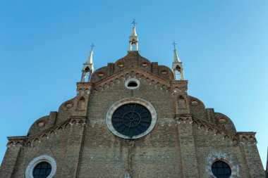 Venedik, İtalya - 06 10 2022: Venedik 'te bir yaz gününde Santa Maria Gloriosa dei Frari kilisesi