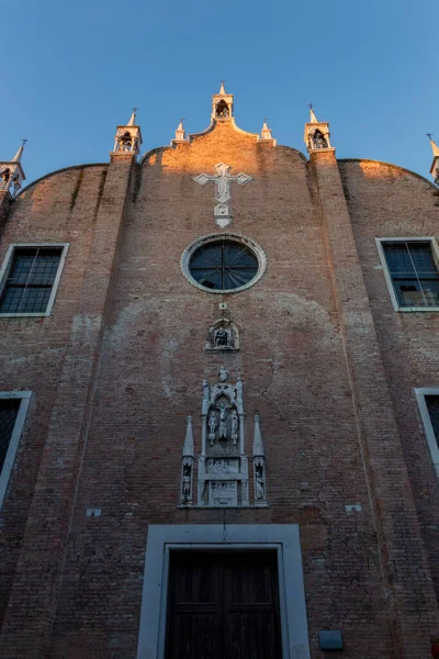 Venedik, İtalya - 06 10 2022: Venedik 'te bir yaz gününde Santa Maria Gloriosa dei Frari kilisesi