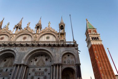 Venedik, İtalya - 06 10 2022: Venedik 'te bir yaz akşamı St Mark Bazilikası.