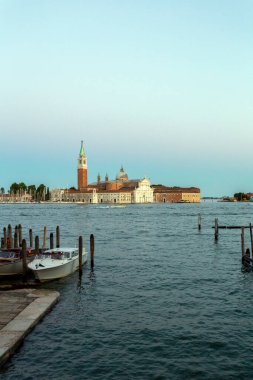 Venedik, İtalya - 06 10 2022: Arka planda San Giorgio Maggiore Kilisesi ile birlikte Gondola botları göründü.