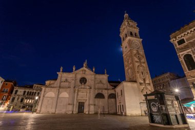 Venedik, İtalya - 06 10 2022: Venedik 'te bir yaz gecesi Parrocchia di Santa Maria Formosa.