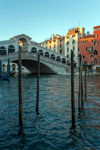 Venise Italie 2022 Poteaux Gondole Venise Avec Pont Rialto Arrière — Photo