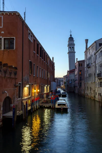 Venezia 2022 Uno Stretto Canale Venezia Con Sullo Sfondo Chiesa — Foto Stock