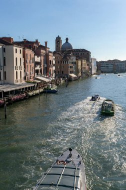 Venedik, İtalya - 06 11 2022: Venedik 'te bir yaz sabahı Büyük Kanal.