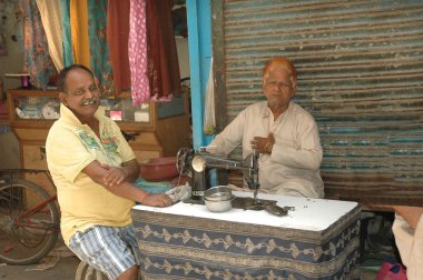 adam eski bir dikiş makinesi, delhi ile bir masada
