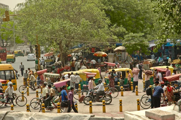 Strada trafficata Main Bazar, Paharganj, a Delhi, India . — Foto Stock