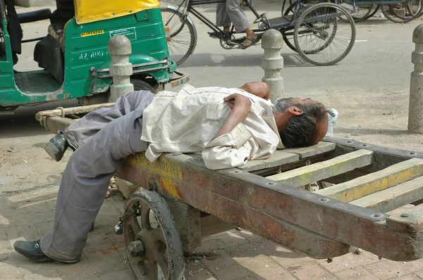 Homeless Indian man resting in the street — Stock Photo, Image