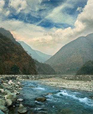 alacakaranlık gökyüzü Himalayaların eteklerinde