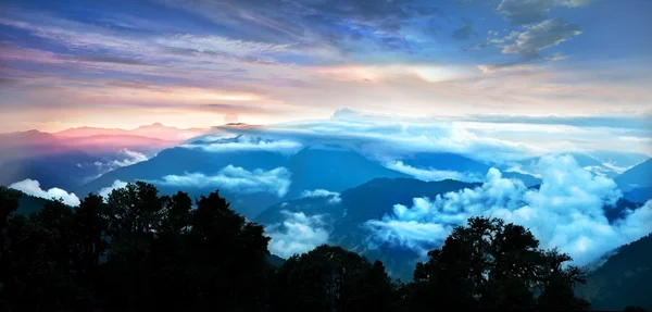 Colorido atardecer y nubes sobre las montañas —  Fotos de Stock