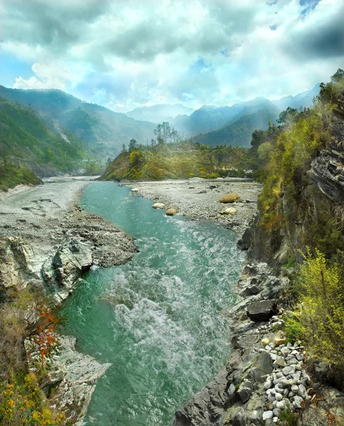 Górskiej rzece alaknanda w głębokim kanionie, Gauchera, uttarakhand — Zdjęcie stockowe