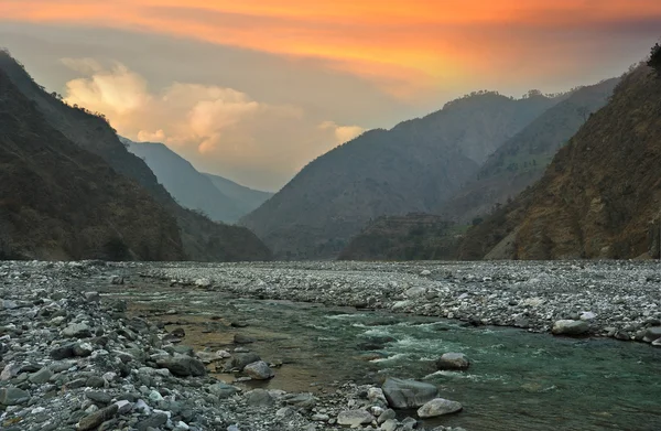 Céu noturno e rio de montanha no Himalaia — Fotografia de Stock