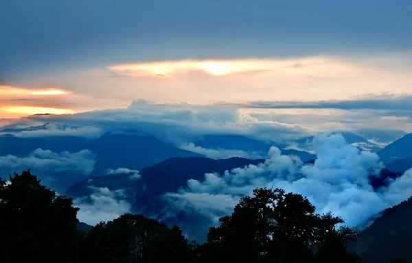 Coucher de soleil dans les montagnes Himalaya — Photo