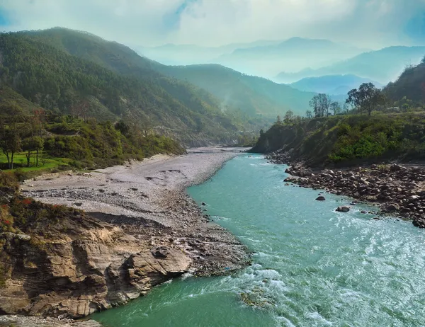 在峡谷中流动的 alaknanda 河 — 图库照片