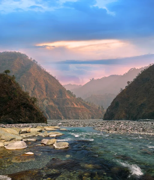 Cielo nocturno y río de montaña. Himalaya, India — Foto de Stock