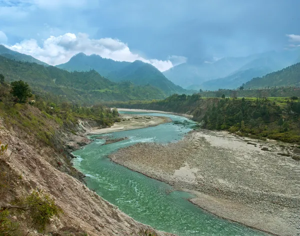 Montaña río Alaknanda en el Himalaya — Foto de Stock